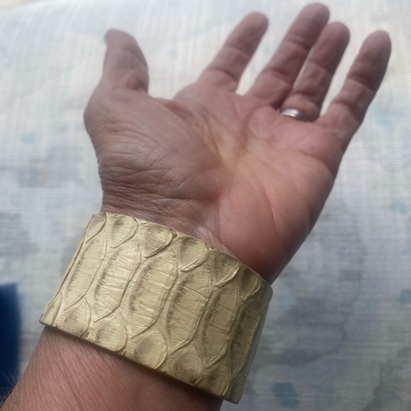 Leighelena wide leather cuff - Picture 3 of 11